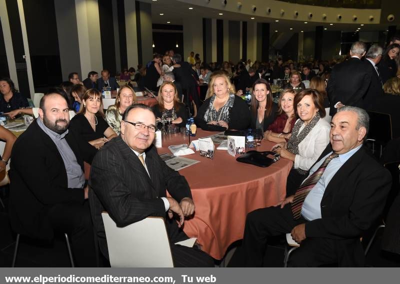 GALERÍA DE FOTOS -- Sequiol presenta a sus flamantes madrinas, Estefanía y María, en una noche brillante