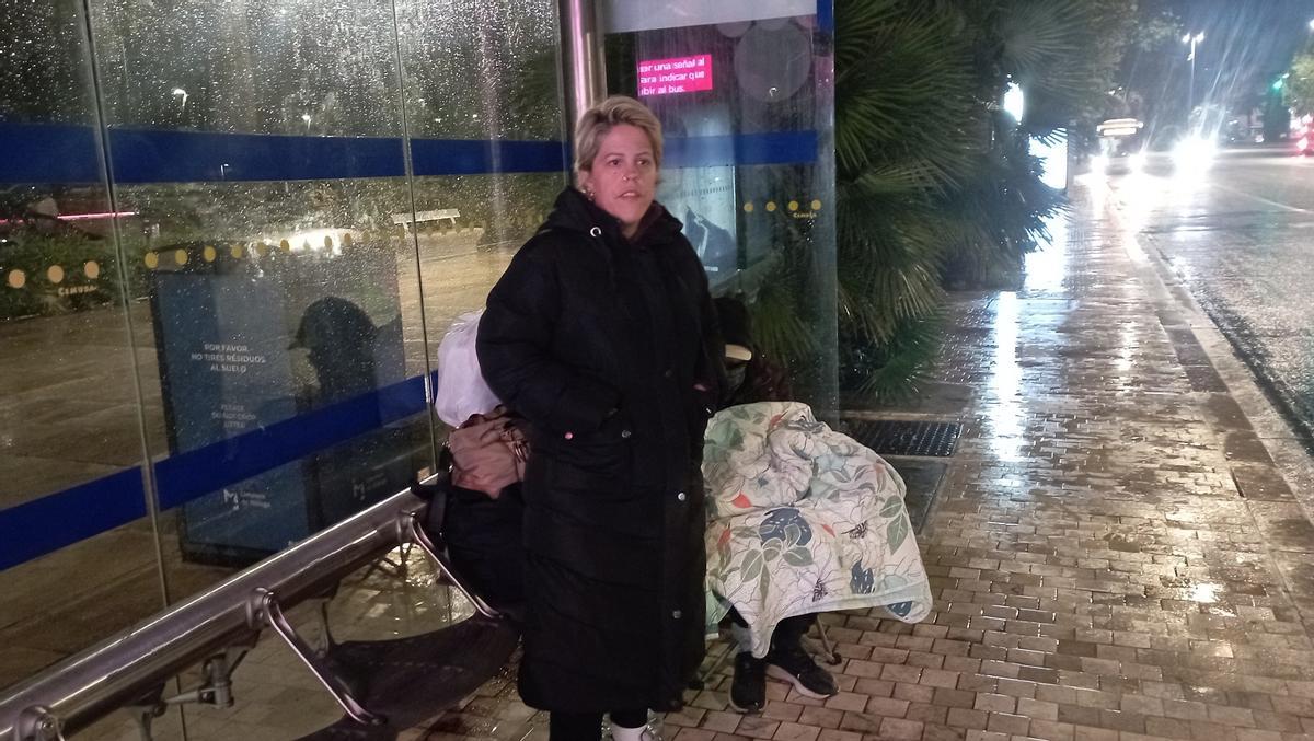 Almudena y Javier, este miércoles a las 7.30, en la parada del 31 del Paseo del Parque, donde han pasado la noche, a causa de la luvia.