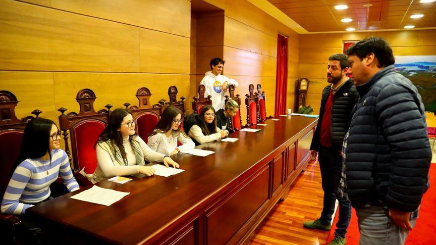 Tino Cordal y Samuel Lago conversan con las estudiantes. Al fondo, Borja Santamaría.