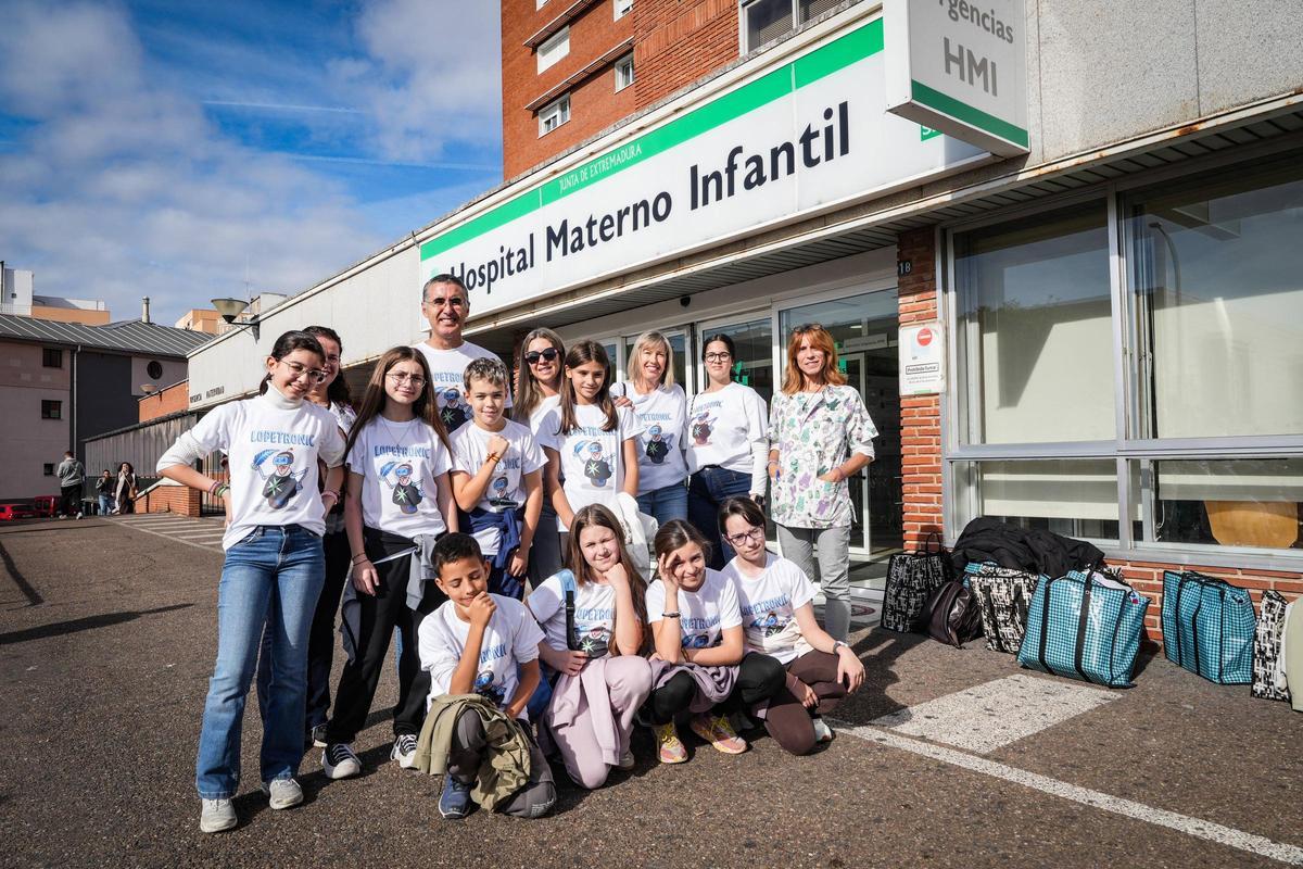 Grupo de alumnos y docentes del colegio Lope de Vega de Badajoz en la puerta del Hospital Materno Infantil.