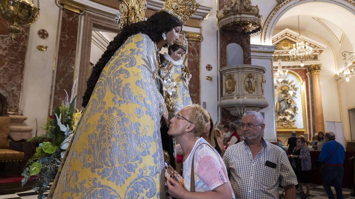Una devota besa a la Mare de Déu en el acto del año pasado.