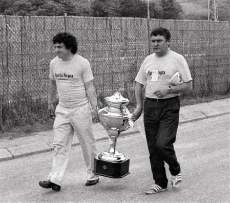 Manolo “el Cocañu” y Fernando Nené llevando el trofeo de la general.