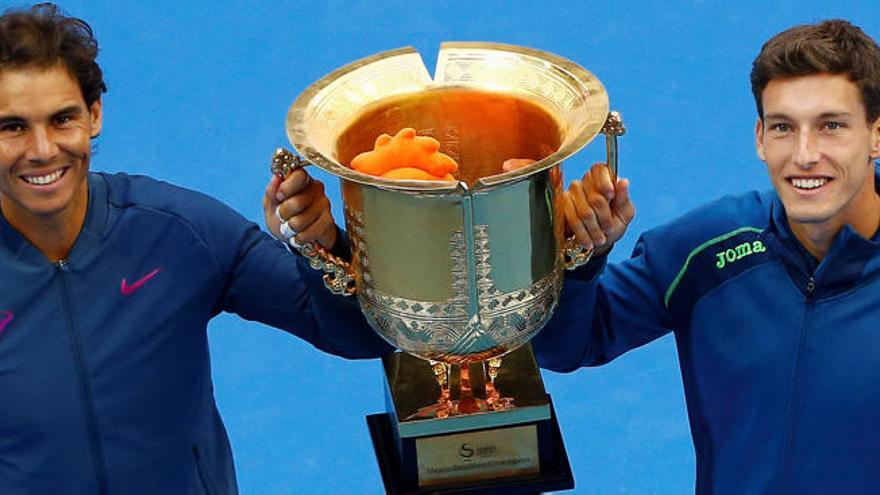 Rafa Nadal y Pablo Carreño levantan el título en Pekín.