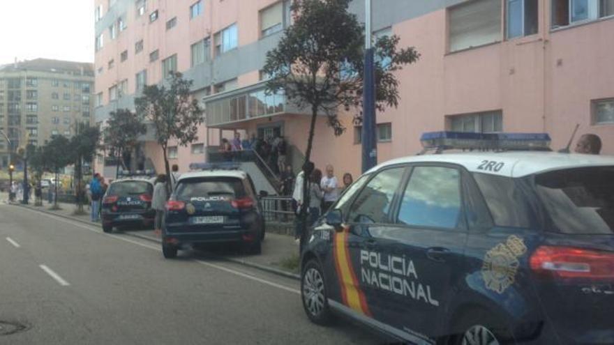 Policía ante el edificio. // FdV