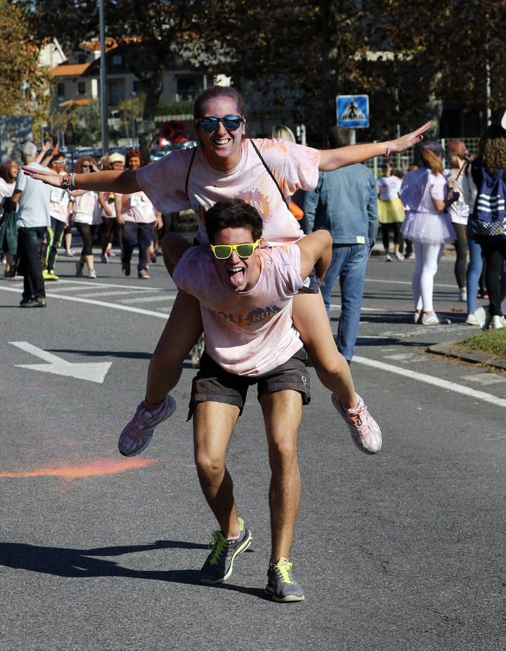 Samil se tiñe de múltiples colores con la Holi Run