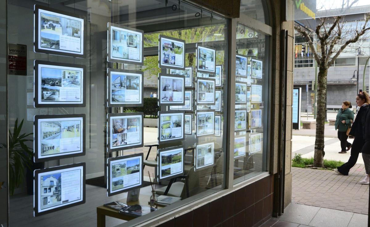 Escaparate de una inmobiliaria en Cangas. |  Gonzalo Núñez
