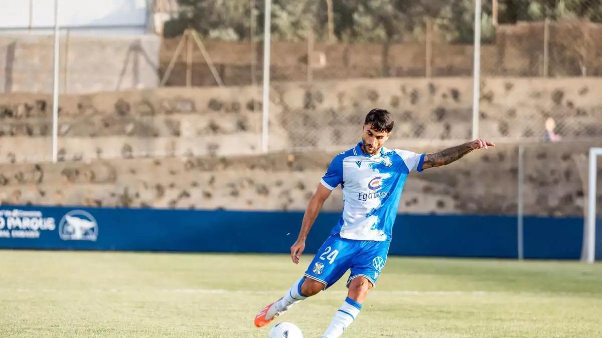 Iván Chapela, en el duelo de pretemporada entre Tenerife y Añaza.