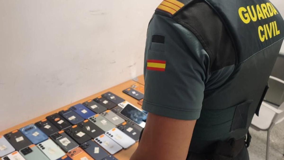 ROBO MÓVILES MALLORCA | Sorprendidas en el Aeropuerto de Palma con 57 móviles en su equipaje