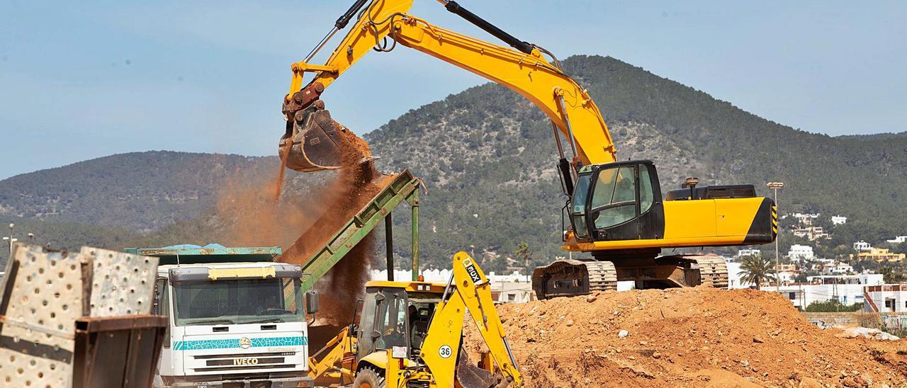 Una excavadora vuelca la tierra extraída de la finca sobre una cribadora para retirar las piedras. | VICENT MARÍ