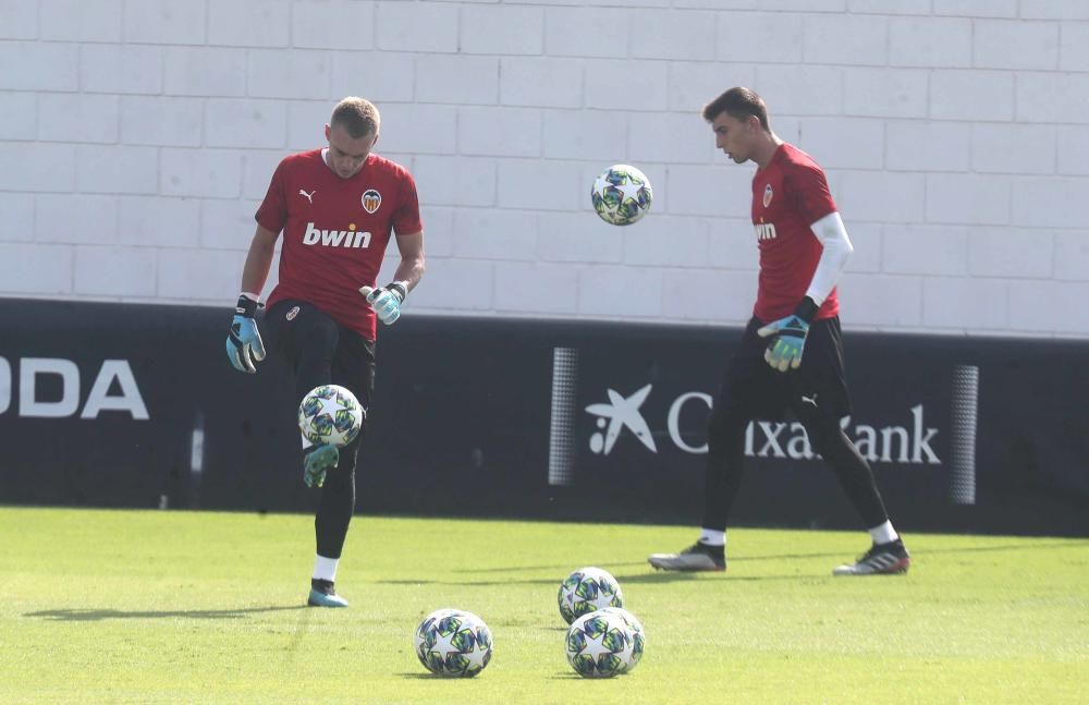 Anil Murthy, atento al entrenamiento del Valencia