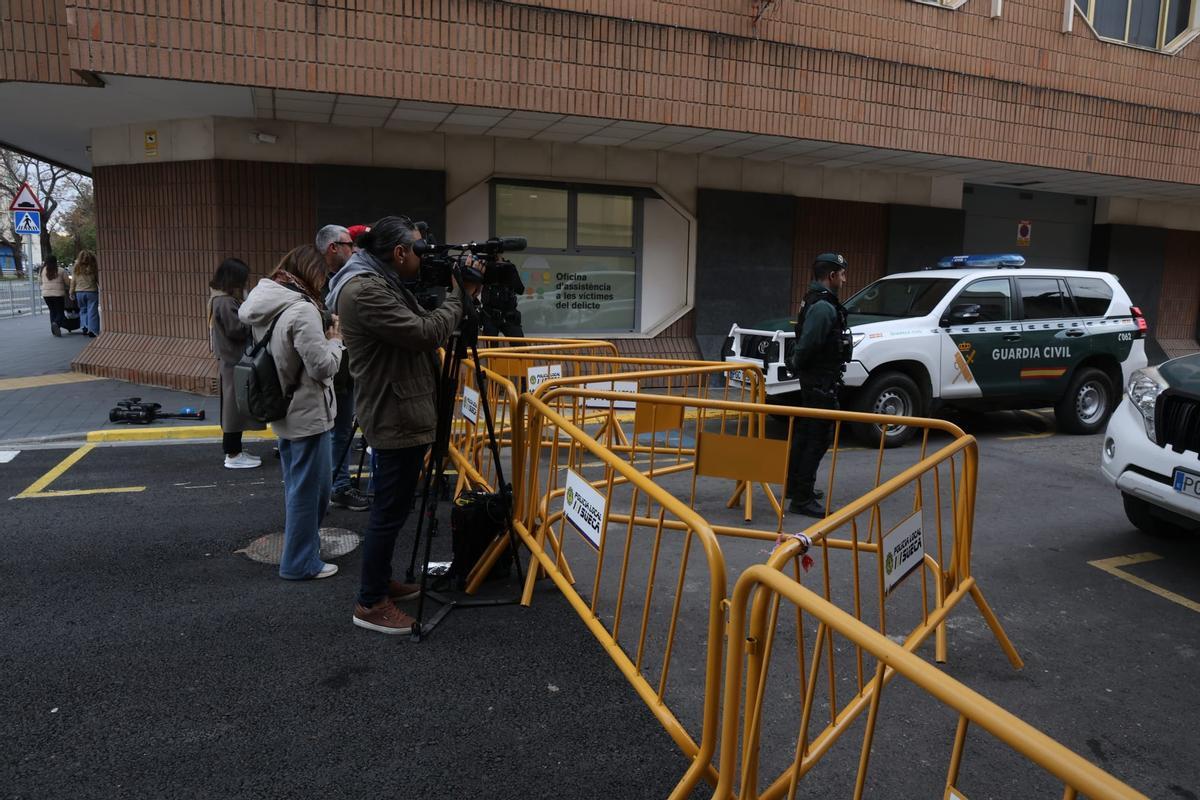 Gritos y mucha tensión al pasar el vehículo con el detenido por delante de la casa del niño asesinado en Sueca