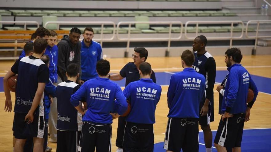 Katsikaris habla con sus jugadores en un entrenamiento.