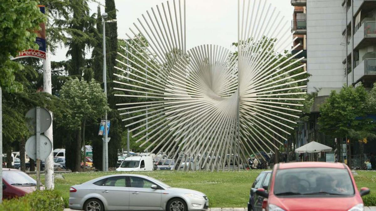 L’escultura d’Alfaro, quan hi havia rotonda a la plaça. | ANIOL RESCLOSA