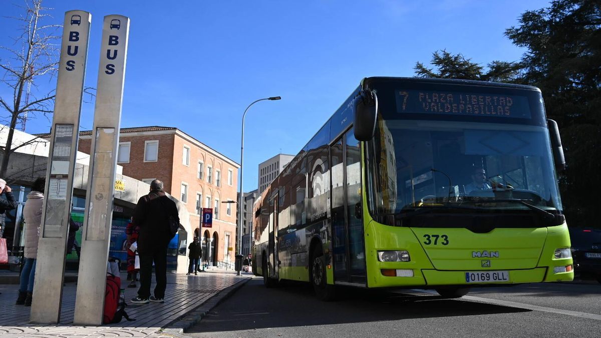 Un autobús urbano, en la parada de la plaza de la Libertad.