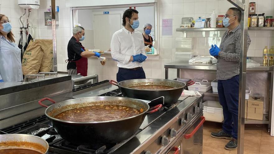 Responsables municipales en la sede de Alimentos Solidarios Torrevieja