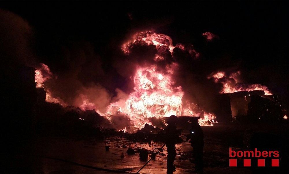 Incendi en una empresa de reciclatge a Sant Feliu de Buixalleu