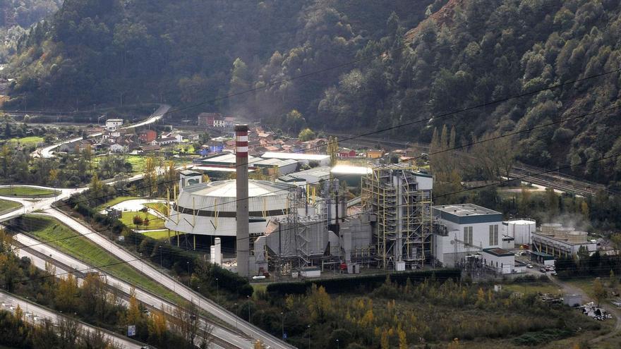 La térmica de La Pereda, con la localidad de Ablaña al fondo. | LNE