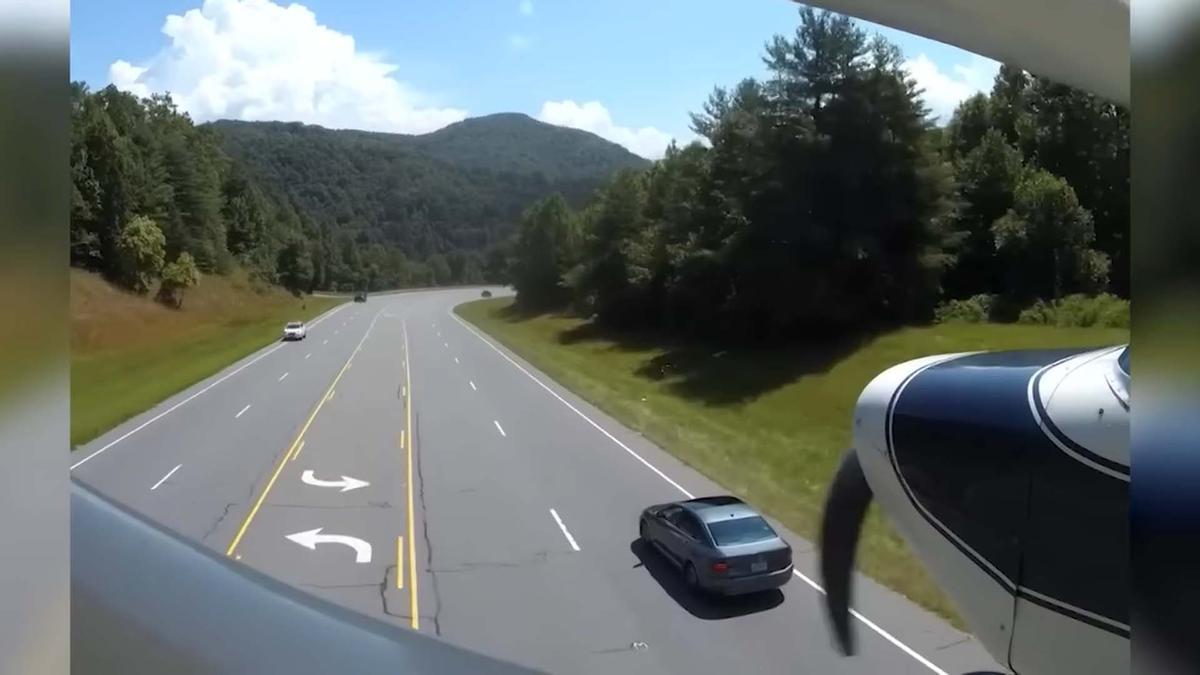 Vídeo | L’espectacular aterratge d’emergència d’una avioneta en una freqüentada carretera dels EUA