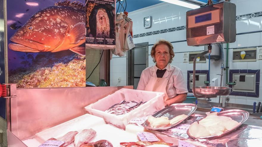Los 60 años de María del Pino entre pescados en el Mercado de Vegueta