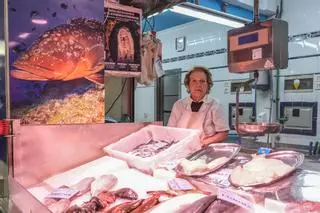 Los 60 años de María del Pino entre pescados en el Mercado de Vegueta