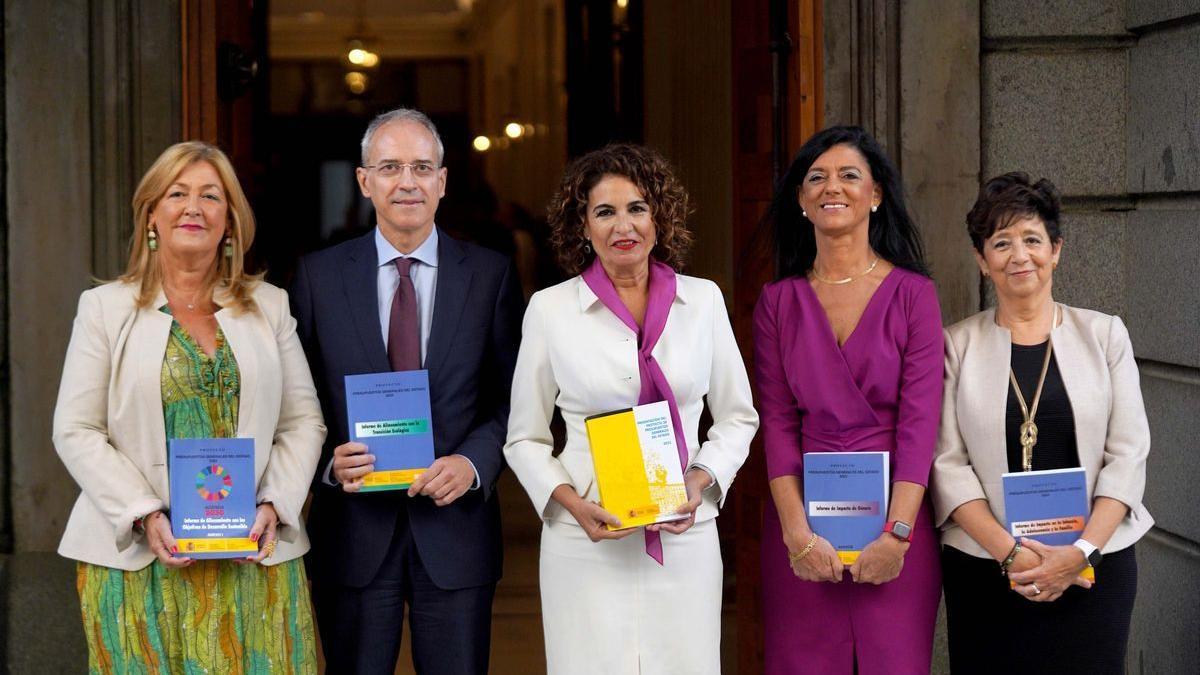 María Jesús Montero, ministra de Hacienda y Función Pública y su equipo , durante la presentación esta mañana de el Proyecto de Ley de Presupuestos Generales del Estado para 2023.