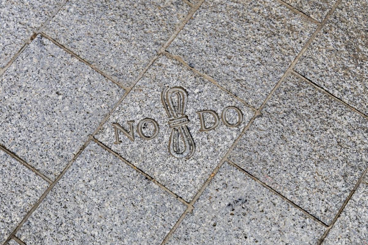 Pavimento con el símbolo del NO8DO
