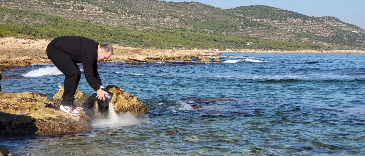 Este ciudadano belga arroja al mar las cenizas de su padre, como era su deseo.