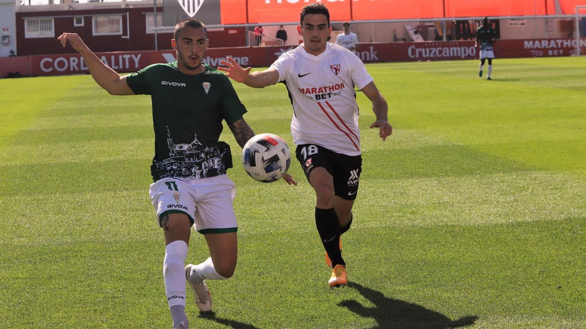 Una jugada del encuentro del Córdoba CF en el Jesús Navas, ante el Sevilla Atlético, que concluyó en derrota blanquiverde.