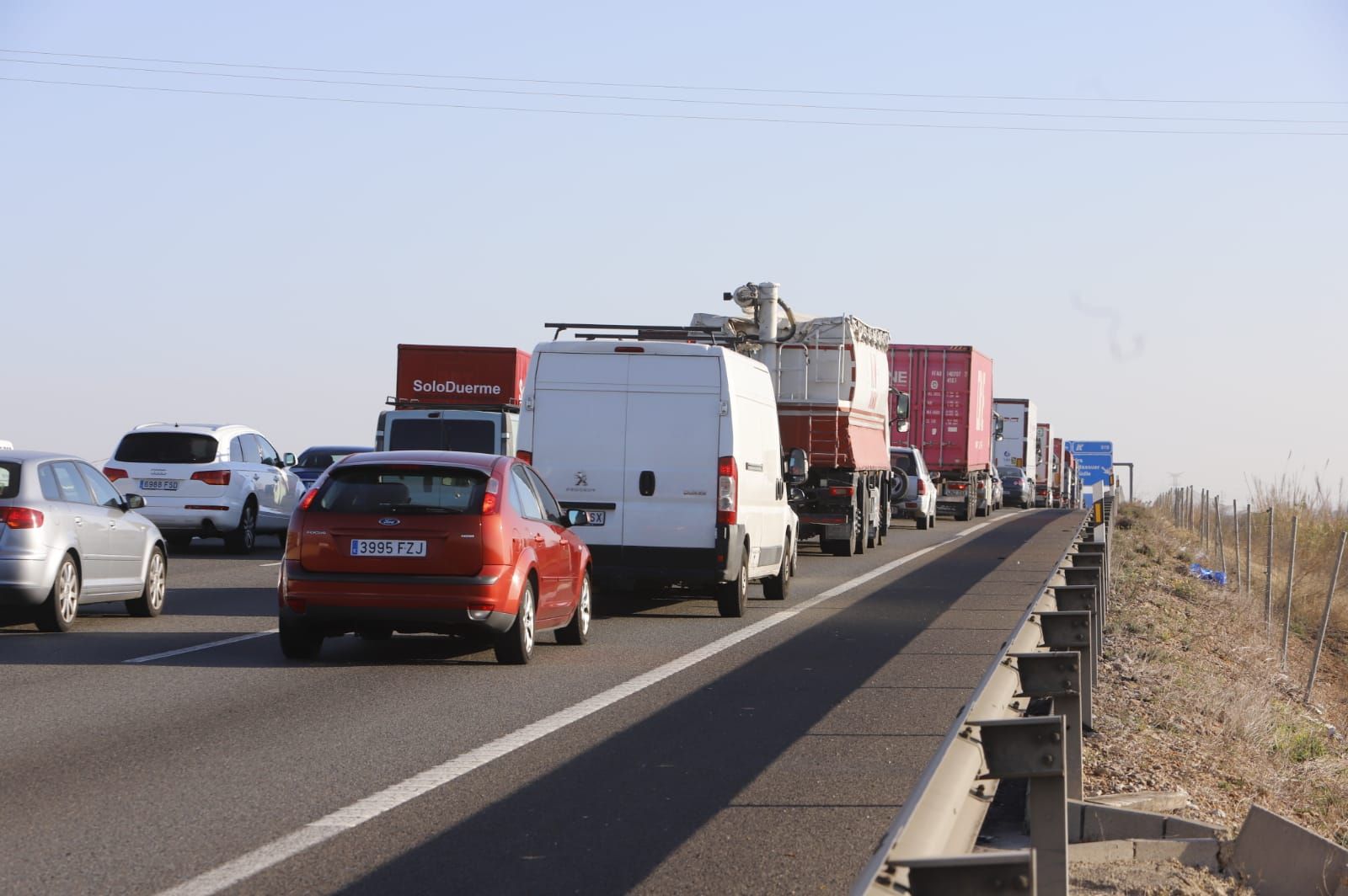 Las tractoradas dificultan el tráfico en la A-7 hacia Valencia