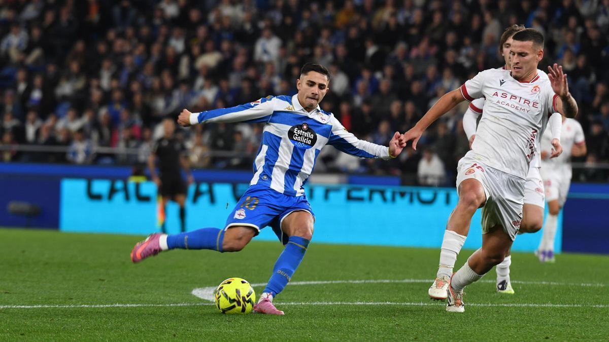 Yeremay dispara a porte´ria ante la presión de un jugador de la Cultural Leonesa.