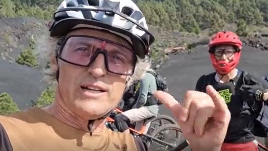 Una decena de ciclistas, entre ellos Jesús Calleja, invade la zona protegida del volcán de la Palma