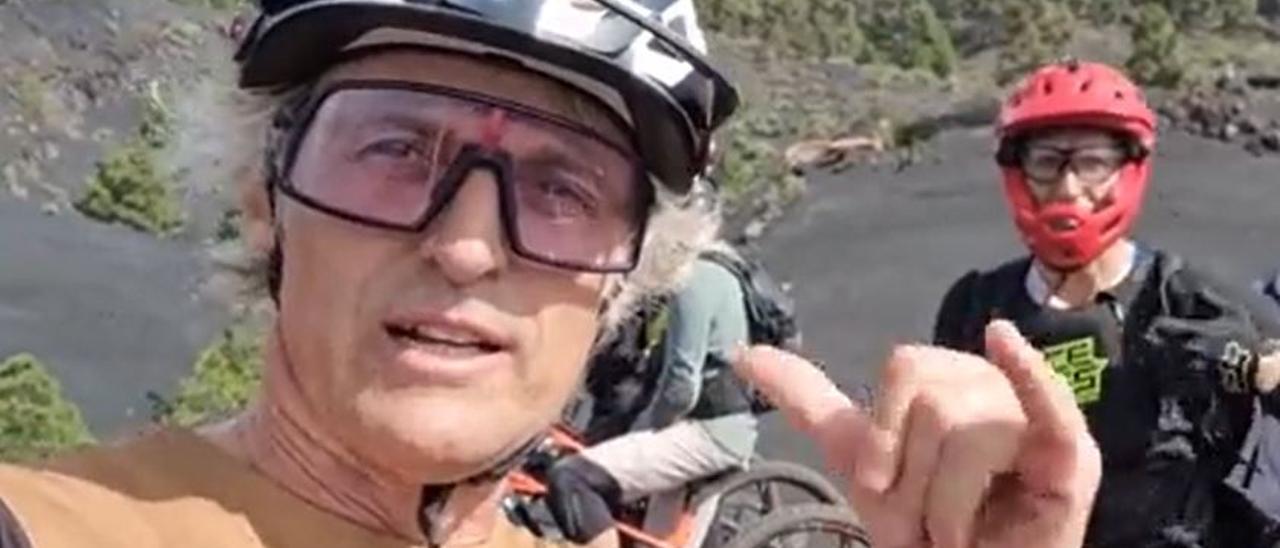 Una decena de ciclistas, entre ellos Jesús Calleja, invade la zona protegida del volcán de la Palma