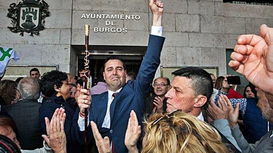 Daniel de la Rosa, con el bastón de mando, tras ser elegido alcalde de Burgos.