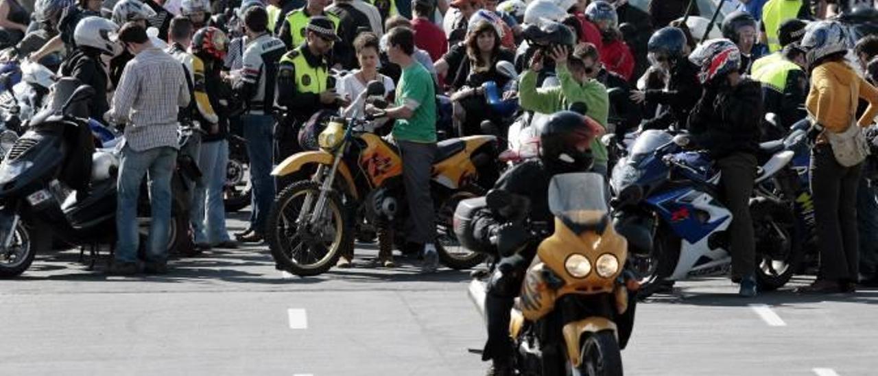 Decenas de motos atrapadas en un control policial en el año 2008.