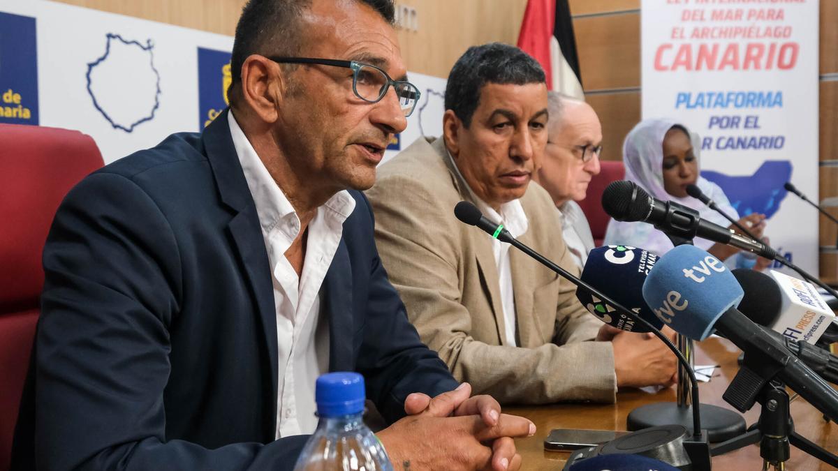 Domingo Martín, presidente de la Plataforma por el Mar Canario; Abdulah Arabi, representante del Frente Polisario en España, y el abogado Gilles Devers.