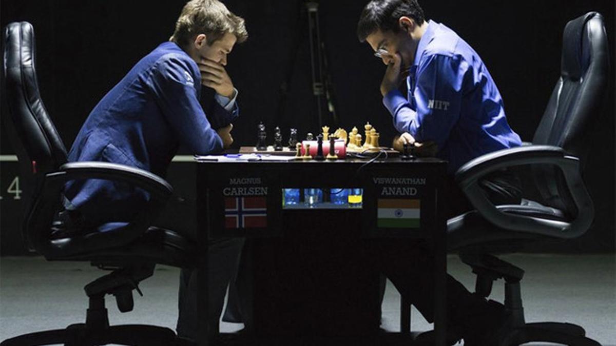 El campeón del mundo de ajedrez, Magnus Carlsen, junto al indio Viswanathan Anand en el Mundial de ajedrez disputado en Sochi