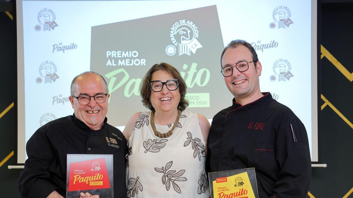 Dos de los ganadores al mejor paquito de ternasco de Aragón
