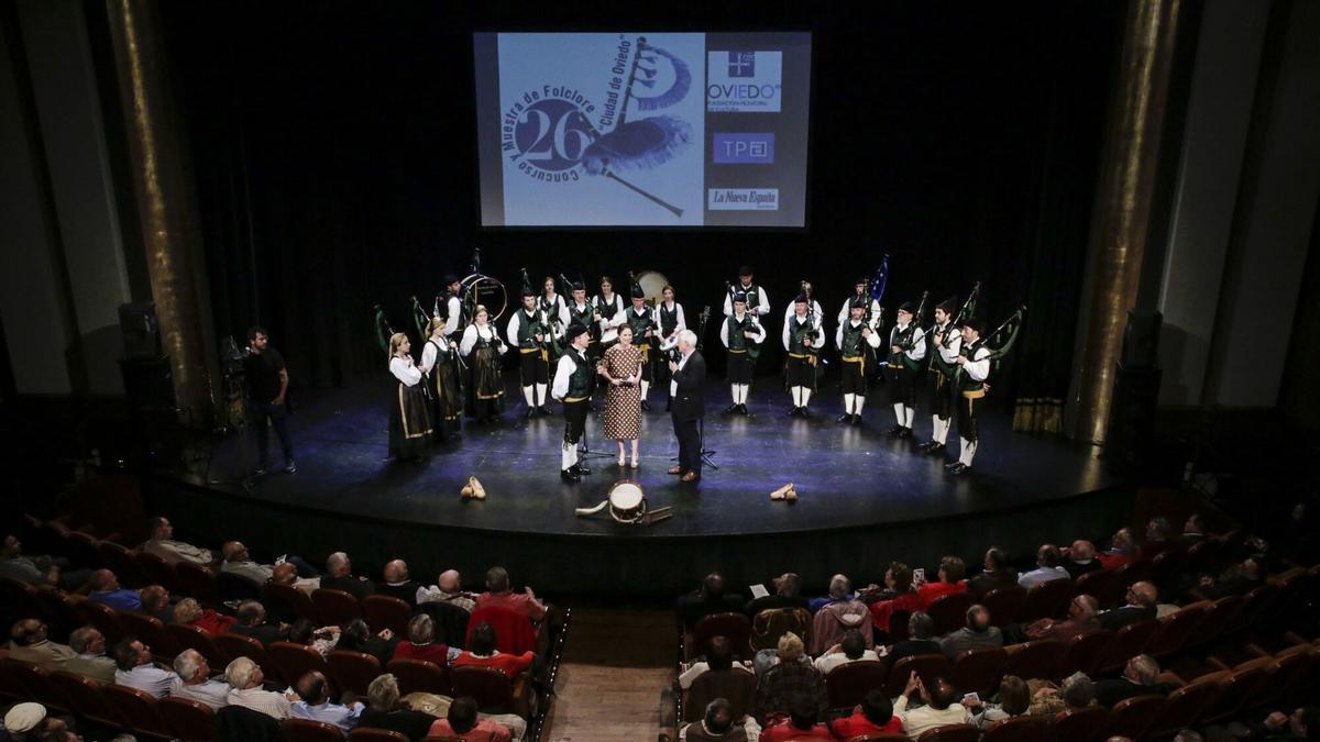 VÍDEO: De Castrillón al mundo: la banda que hace sonar Asturias a golpe de gaita