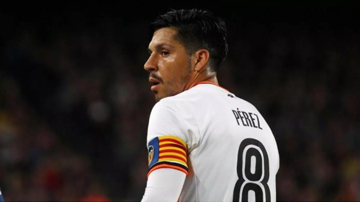 Enzo Pérez, con el brazalete de capitán del Valencia CF