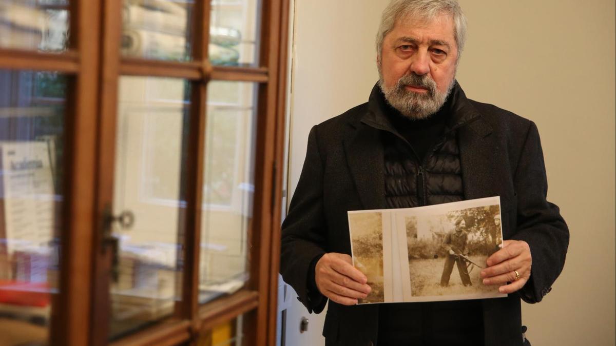 Sorj Chalandon, con la foto de su padre armado, este lunes en Barcelona.