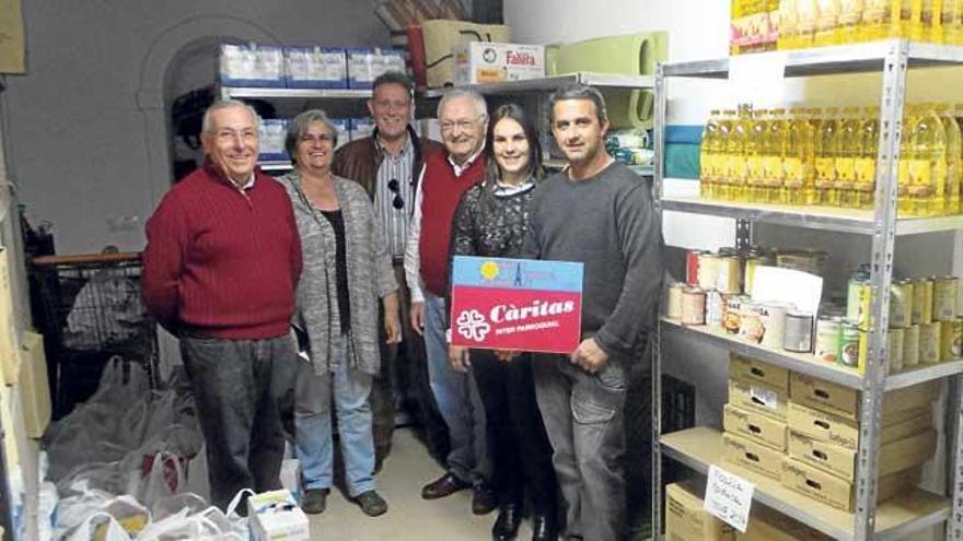 Imagen de la entrega de los alimentos a Cáritas.