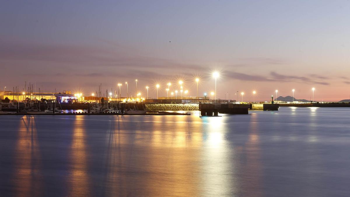 Vista general de la terminal de Bouzas por la noche.