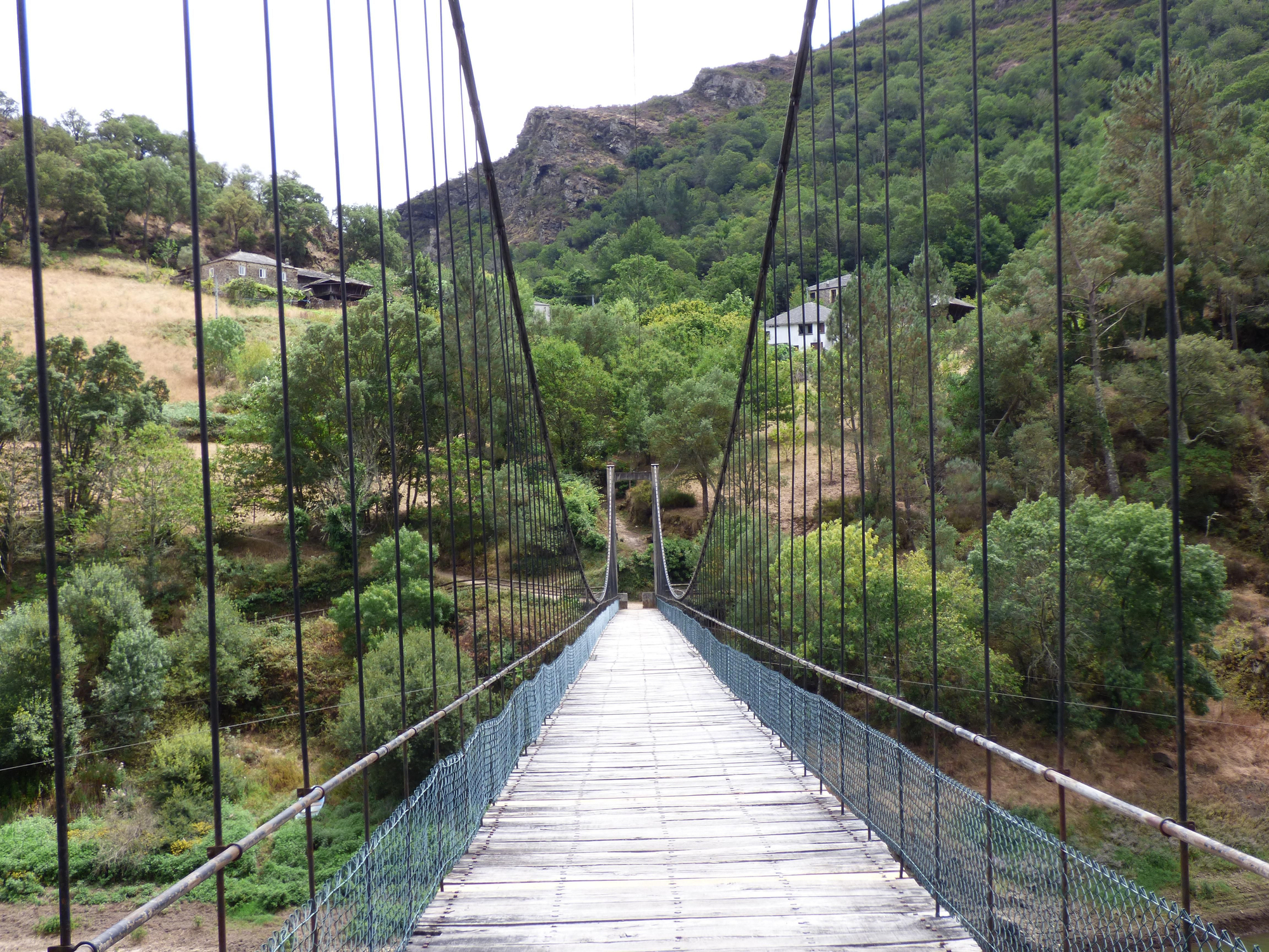 Pueblos guapos de Asturias: Riodeporcos (Ibias), al que se llega cruzando un puente