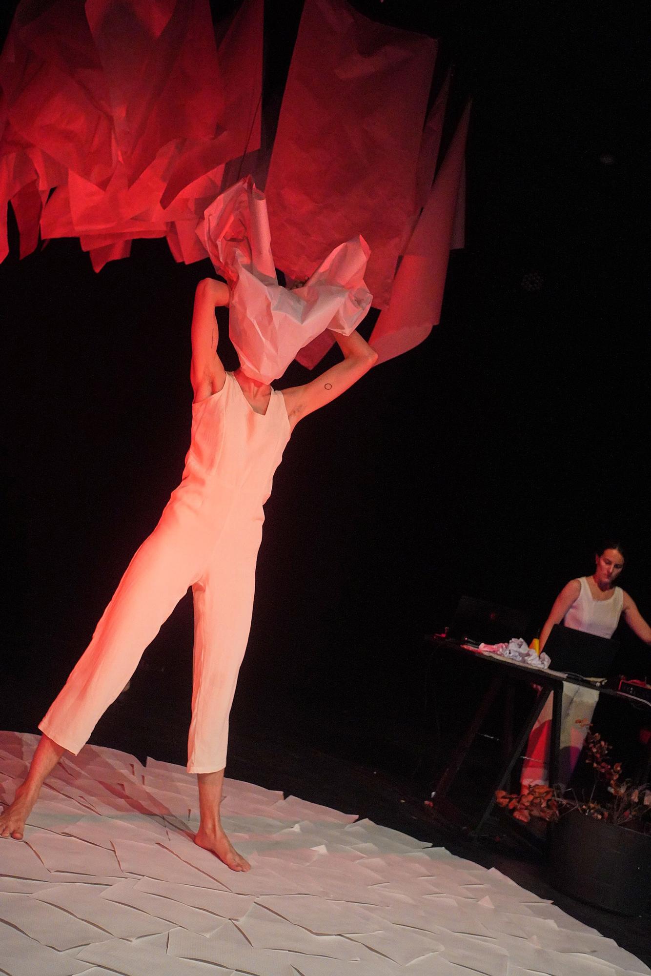 «Fulla blanca», teatre visual per retre tribut a les plantes