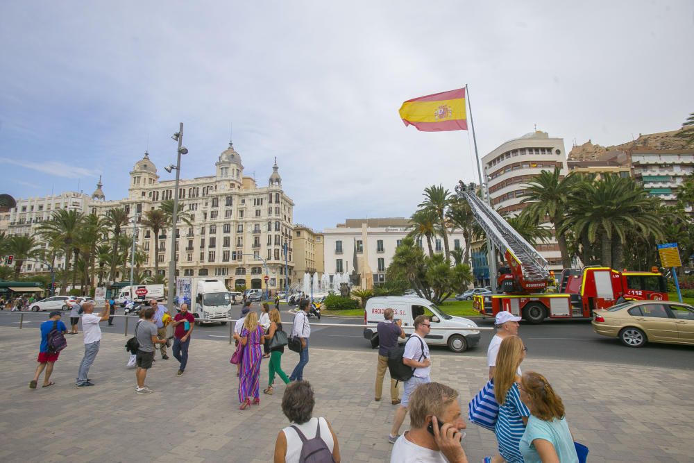 Los "Amigos de la bandera de España" reponen la enseña de la Plaza del Mar