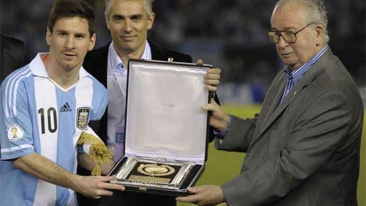Grondona entregando un premio a Messi en 2013.