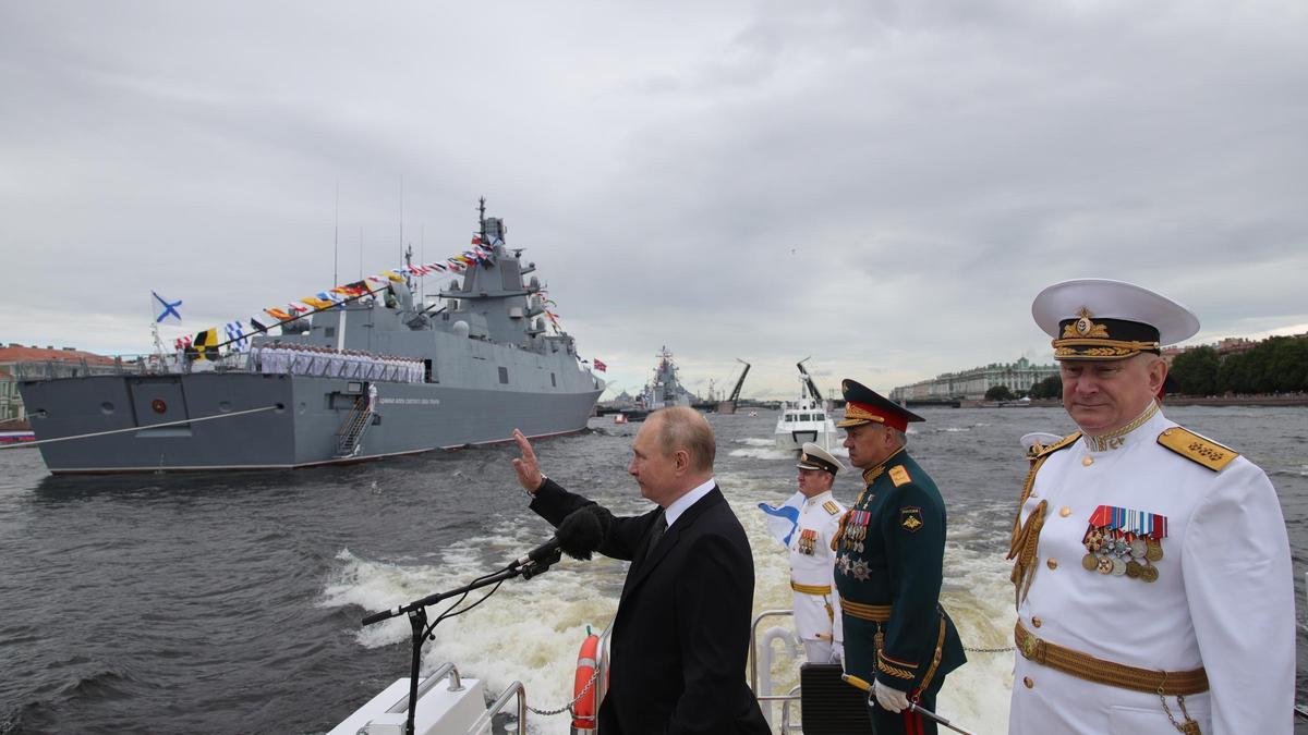 El presidente ruso, Vladímir Putin, y el cesado jefe de la Armada, Nikolai Yevménov (derecha), durante un desfile naval en San Petersburgo en julio de 2022.