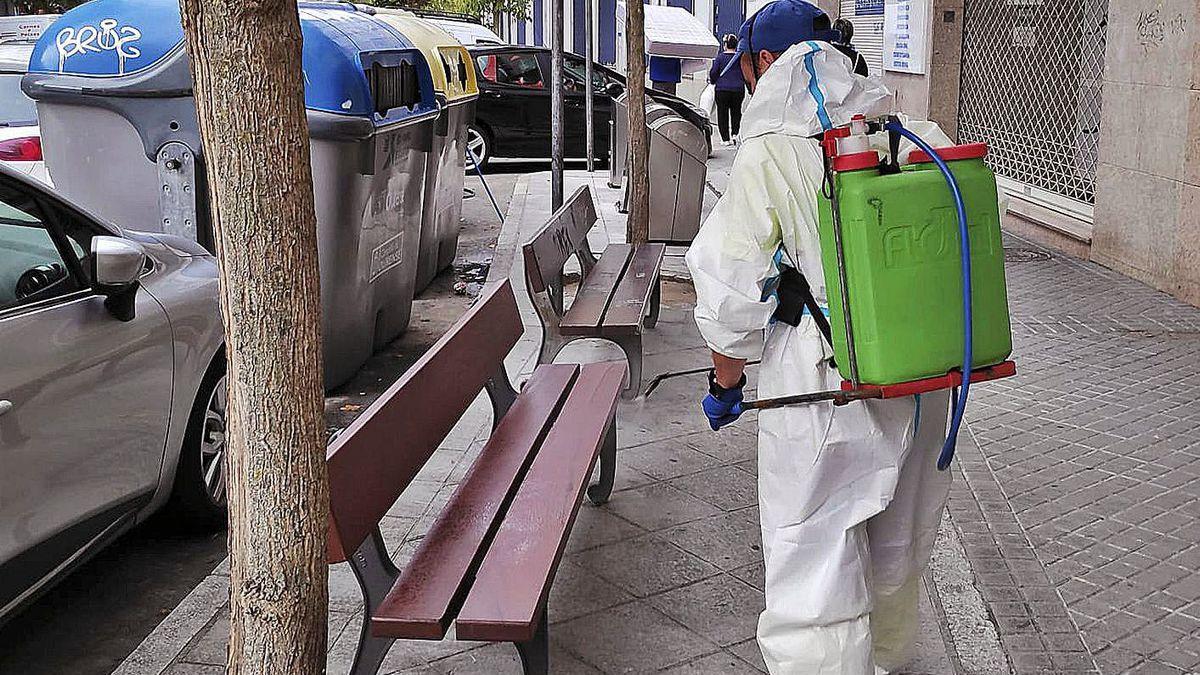 Un operario de limpieza desinfectando una de las zonas de la ciudad.