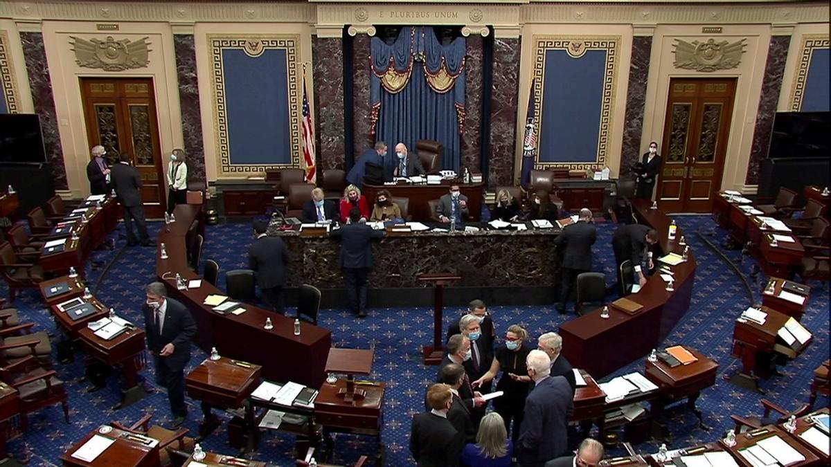 Un grupo de senadores conversan tras el voto que ha absuelto a Trump de su segundo 'impeachment'.