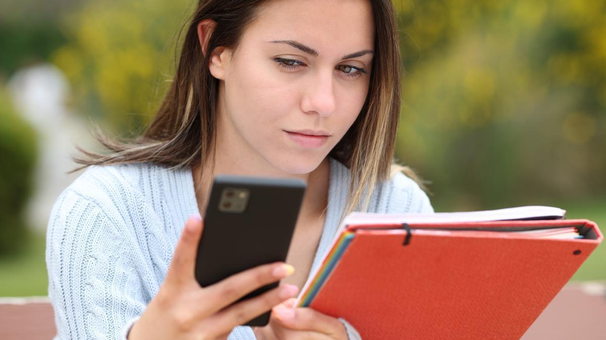 Una mujer anota sus tareas.